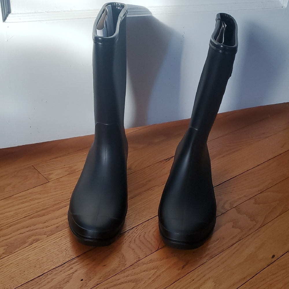 Stylish Black Mid-Calf Rain Boots